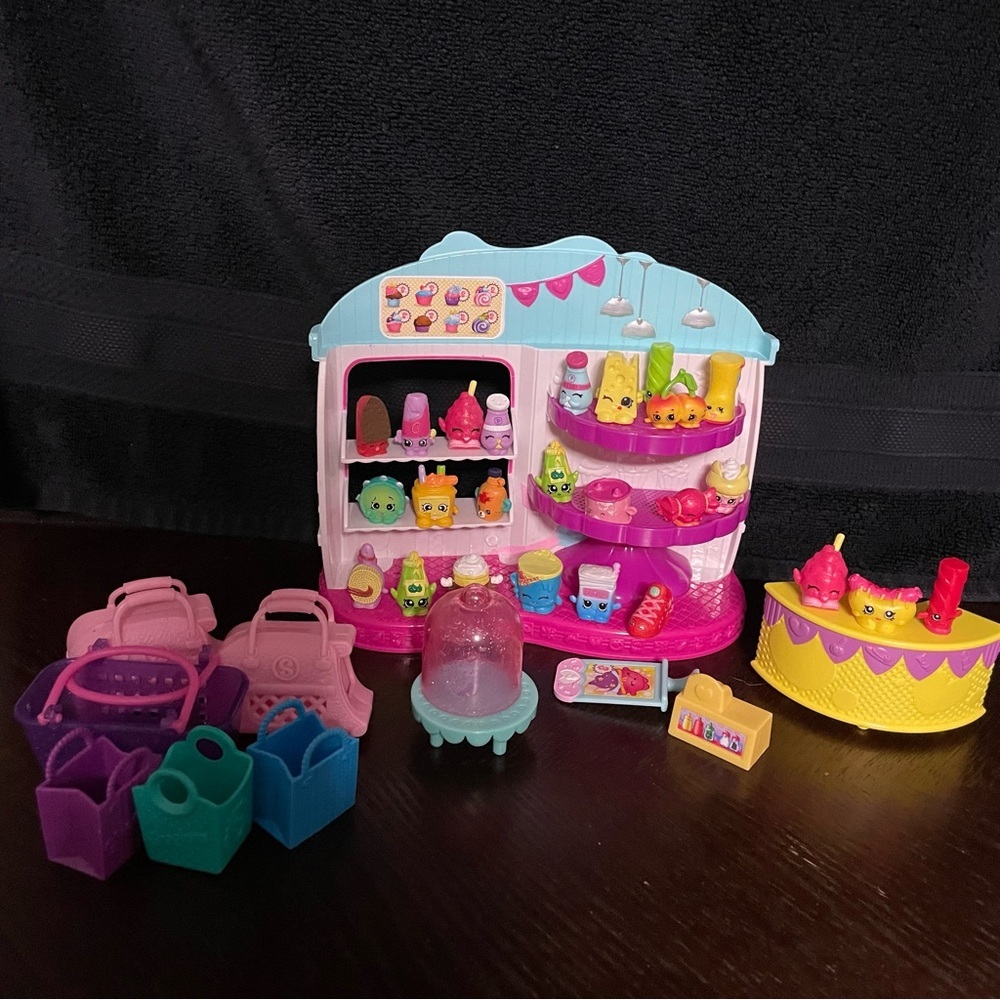 Shopkins Cupcake Queen Cafe Play Set & 25 Shopkins Moose Toys